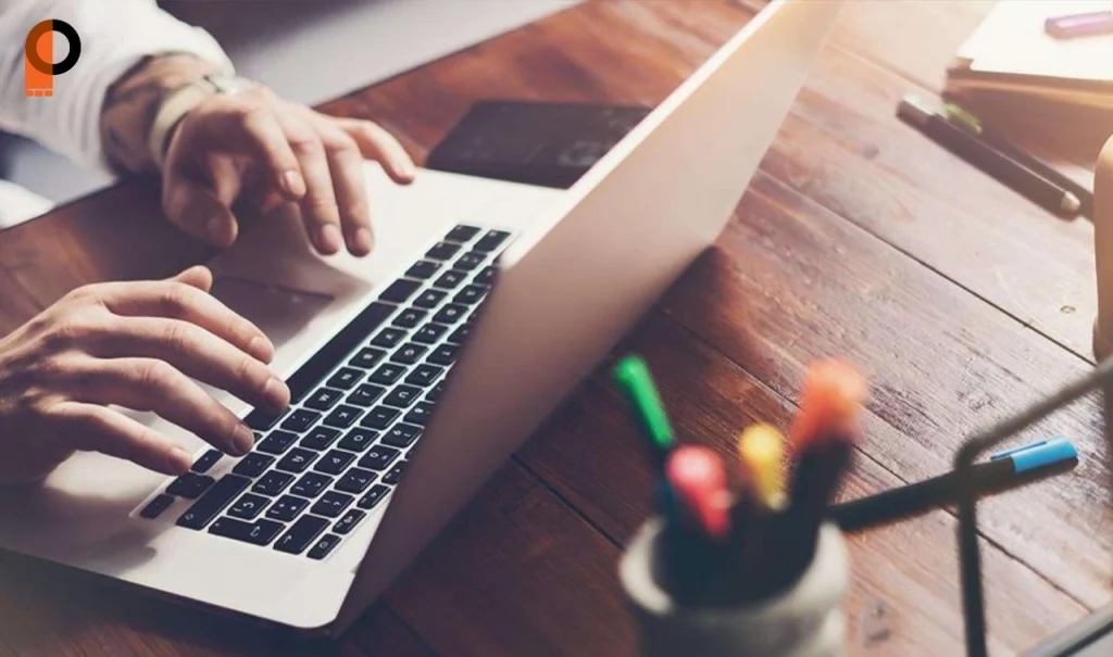 تصویری از یک میز کار خانگی با لپتاپ و ابزارهای طراحی برای آموزش انیمیشن از خانه